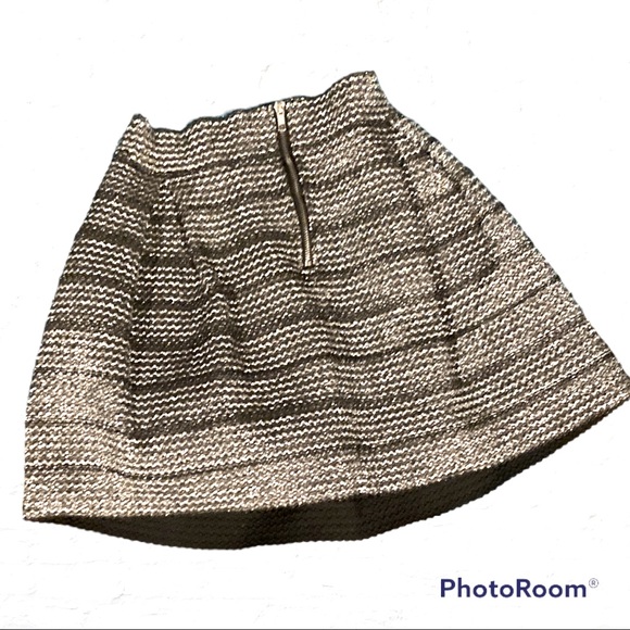 Metallic black and silver pleated mini skirt - Picture 2 of 3